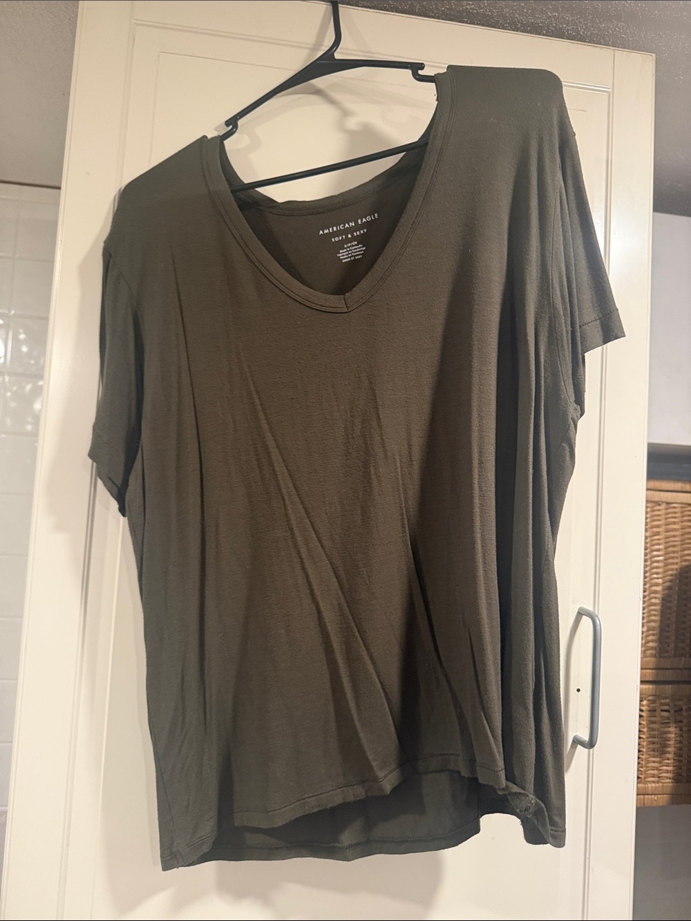 American Eagle Outfitters Olive Green V-Neck Short Sleeve Tee size small 7:23